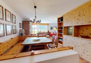 Rustic and very tastefully furnished 4 ½ - room flat on the ground floor.