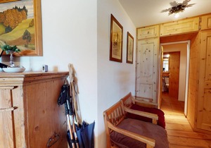 Rustic and very tastefully furnished 4 ½ - room flat on the ground floor.