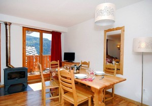 Rustic apartment with dishwasher, located in Valmeinie