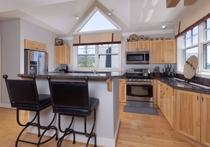 Saddle Ridge U2- Ski-in/out Luxury w/2 King Suites, Privacy, Mtn Views, Hot Tub