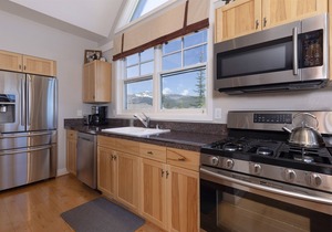 Saddle Ridge U2- Ski-in/out Luxury w/2 King Suites, Privacy, Mtn Views, Hot Tub