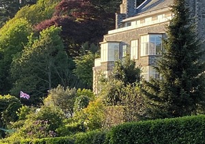 Salcombe 2 bed flat above beach, parking