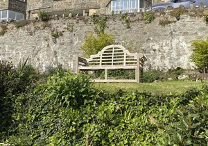 Salcombe 2 bed flat above beach, parking