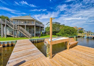 Salty T - Stunning 3 Bedroom Canalfront Home in Frisco