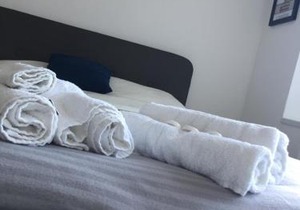 Sama's Stylish Hotel Room 4