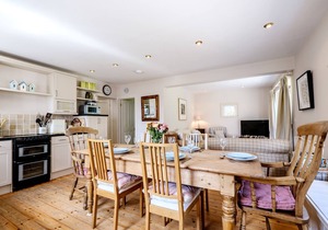 SANDY LODGE ROCK, pet friendly, with open fire in Rock