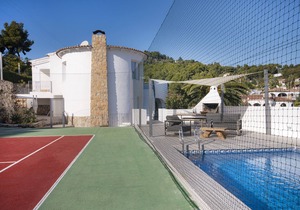 Sara 10 p.- modern, family friendly, private pool and tennis court!