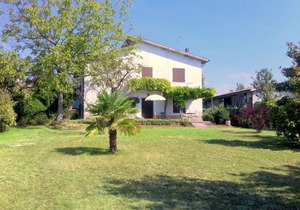 Scenic Holiday Home in Pastrengo near Lazise Lake, City Centre