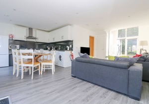 SEA BREEZE 17 GANNEL, pet friendly, with a garden in Porthtowan