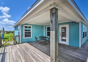 Sea Breeze Crystal Beach Home - Walk to Beach!