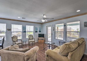 Sea Breeze Crystal Beach Home - Walk to Beach!