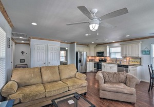 Sea Breeze Crystal Beach Home - Walk to Beach!