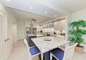 Sea Grape Inn#8- Beach Front Condo