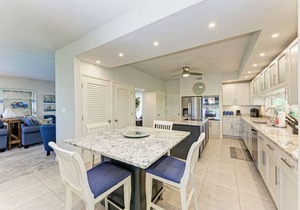 Sea Grape Inn#8- Beach Front Condo