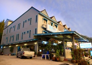 Seabox Khaolak Hostel