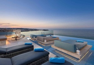 Seafront Apt,central & quiet, infinity pool next to the sea