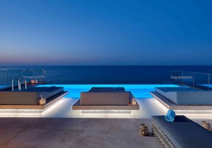 Seafront Apt,central & quiet, infinity pool next to the sea