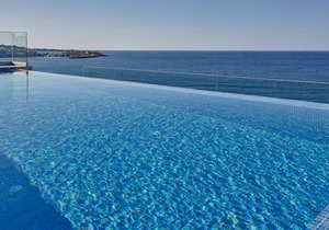 Seafront Apt,central & quiet, infinity pool next to the sea