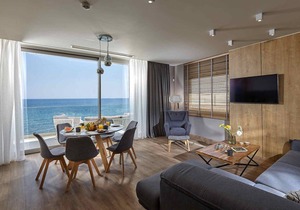 Seafront Apt by Myseasight.com with Seaview familyfriendly, direct on the beach