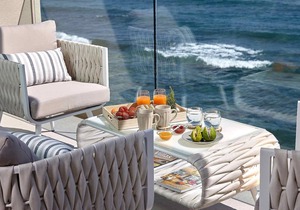 Seafront Apt by Myseasight.com, with Seaview, infinity pool, direct on the beach