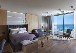 Seafront Apt by Myseasight.com, with Seaview, infinity pool, direct on the beach