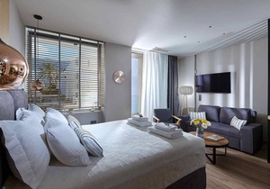 Seafront Apt by Myseasight.com with infinity pool, direct on the beach, central