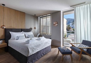 Seafront Apt by Myseasight.com with infinity pool, direct on the beach, central