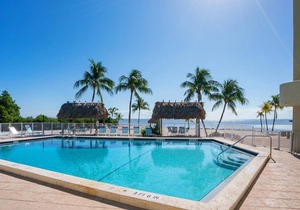 Seagulls Oceanfront condo w/heated pool, beach & more