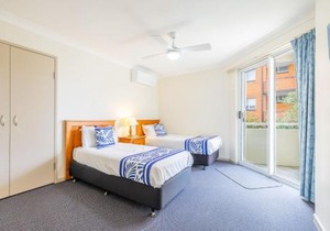 Seashells, 2,21-23 Magnus Street -Unit with Air con, complex lift and pool, close to town