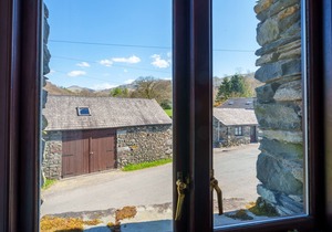 Seathwaite Lodge - 3-Bed Cottage in the Duddon Valley. Pub nextdoor