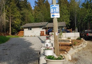 SeaView Getaway Luxury Cottage Rental, minutes from Wakefield Beach or downtown Sechelt