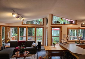 SeaView Getaway Luxury Cottage Rental, minutes from Wakefield Beach or downtown Sechelt