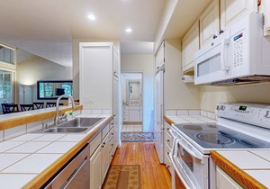 Secluded & Breezy Condo near the Ocean w/Free WiFi, Shared Outdoor Pool & Grills