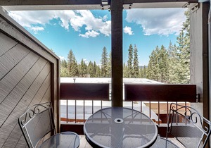 Second Floor Ski-in/Ski-Out Studio with Shared Hot Tub & Pool, WiFi, & Mtn. View