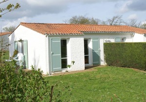 Semi-detached bungalow with microwave, in the great Vendée