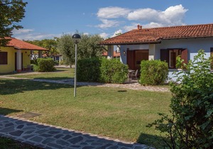 Semi-detached bungalow with AC just 3,5 km. from Sirmione