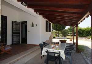 Semi-detached house with garden and pool 509