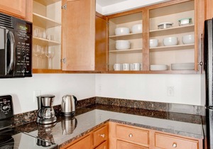 Serene Logan Circle 1BR w/Gym, W/D & Pool, walk to bars, by Blueground