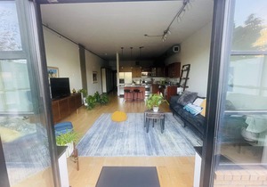 Serenity Pearl: West-Facing private terrace, garden, Roomba, Roku TV, parking
