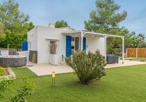 SESTANYOL - Beach house with jacuzzi and near the beach. Perfect for couples. Free WiFi