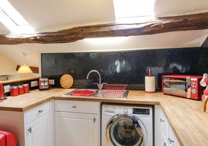SHEPHERD'S COTTAGE, pet friendly, with open fire in Coniston
