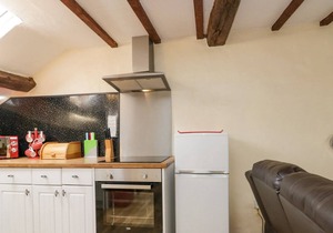 SHEPHERD'S COTTAGE, pet friendly, with open fire in Coniston