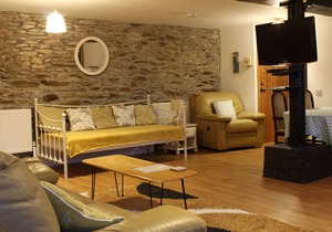 Shire Horse, 6 miles to Looe & dog friendly Seaton Beach, country retreat (1 BR)