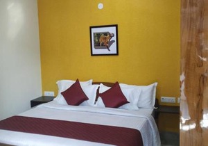SHORT STAY 3BHK Serviced Apartment (LIFT+Kitchen+3 nights min stay) E Block Saket