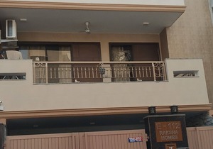 Short Stay In Saket (2BHK Near Max with LIFT)