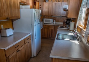 Short walk to the beach! 2 bedrooms, quiet neighborhood, fenced yard & WiFi