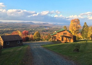 SI INCREDIBLE VIEWS from this log cabin with large deck, huge yard, fire pit, hot tub!