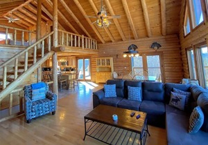 SI INCREDIBLE VIEWS from this log cabin with large deck, huge yard, fire pit, hot tub!