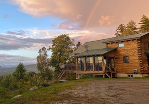 SI INCREDIBLE VIEWS from this log cabin with large deck, huge yard, fire pit, hot tub!