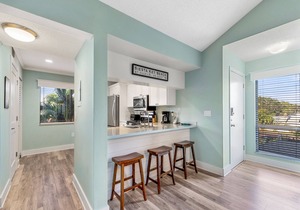 Siesta Dunes Beach 201, Completely Renovated, 2 Bedrooms, Sleeps 6, Spa, Large H